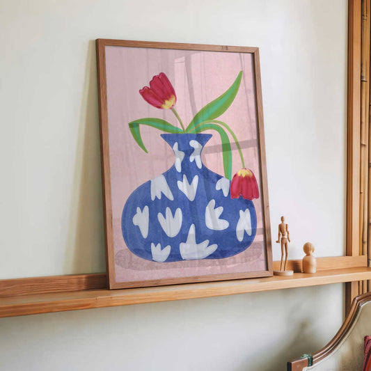 Tulpe in vase by Raissa Oltmanns