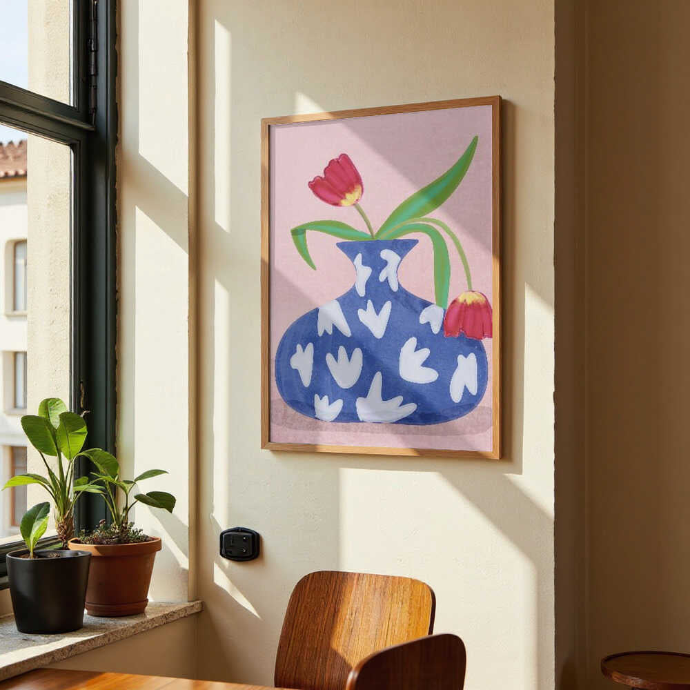 Tulpe in vase by Raissa Oltmanns