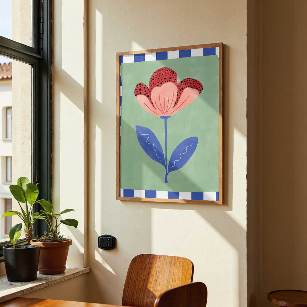 Stilisierte Blume mit roten Blütenblättern und schwarzen Punkten von Elena Ristova
